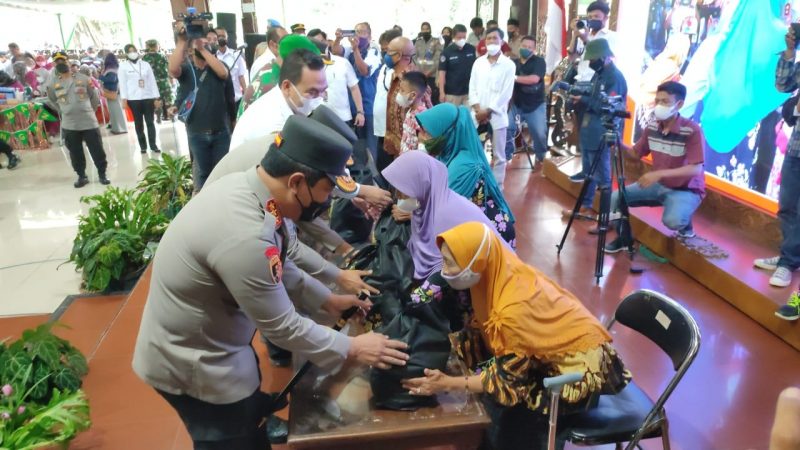 Kabareskrim Polri Bagikan Paket Sembako Untuk Warga Yang Ikut Vaksinasi Di Blora Jawa Tengah
