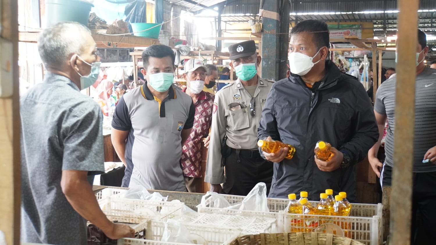Polresta Sidoarjo Suntik Vaksin Booster Masyarakat di Pasar Tradisional