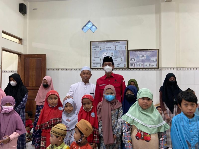 Kader PDIP Surabaya dan Bamusi Buka Puasa dan Santuni Anak-Anak Yatim_