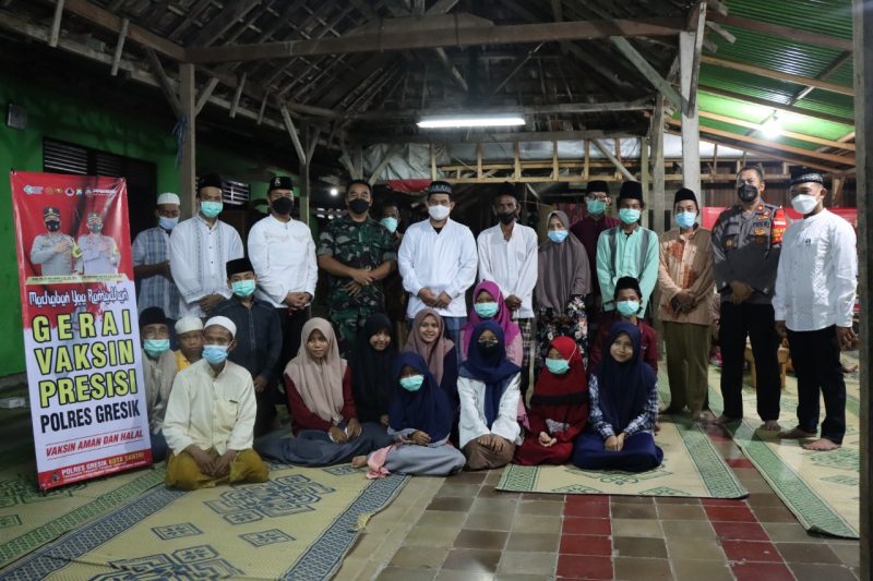 Mewujudkan Herd Immunty, Polres Gresik Vaksinasi Santri Usai Salat Tarawih