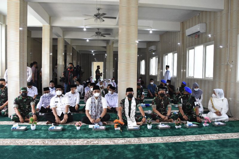 Danrem 084/BJ mendampingi Pangdam V/Brawijaya resmikan penggunaan Masjid Siti Aminah dan Gedung SDIT Mutiara Ilmu Bangkalan.