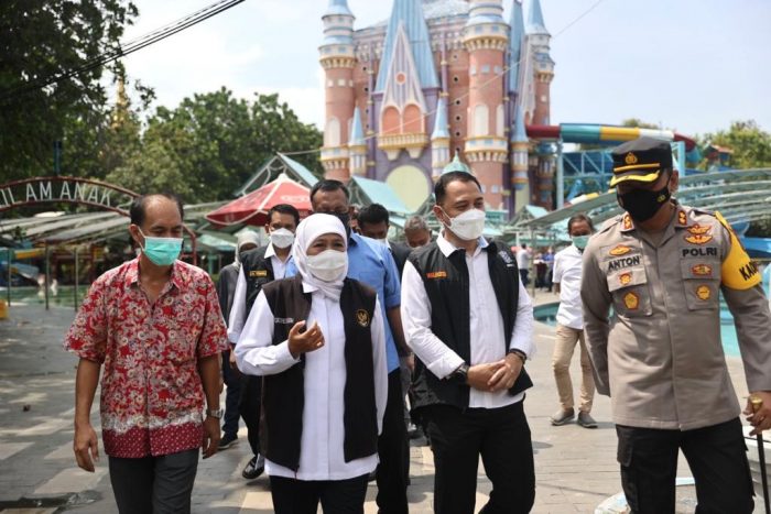 Tinjau Kondisi Waterpark Pasca Insiden Runtuhnya Bagian Perosotan, Khofifah Minta Korban Ditangani Tuntas Dan Investigasi Hingga Tuntas Pula