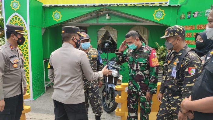 Bersama Tiga Pilar Babinsa Pakal Sambut Kunjungan Kapolrestabes Surabaya di Pos Pengamanan Lebaran