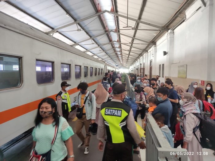 Hari kelima lebaran, Volume Pengguna KA Lokal Panataran Doho Masih Tinggi