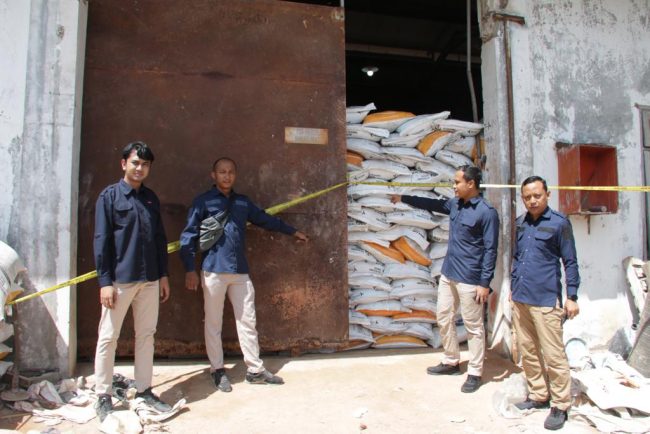 Polda Jatim Olah TKP Gudang Repacking Pupuk Subsidi Menjadi Non Subsidi