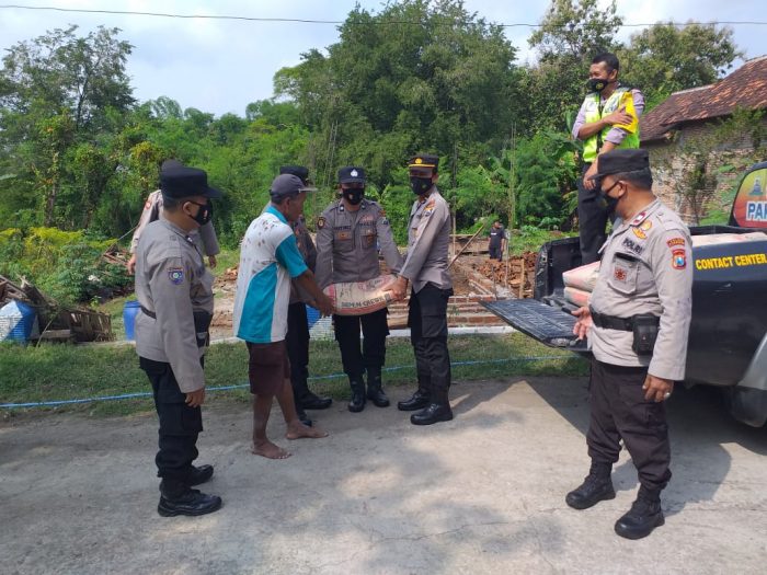 Tanggap Bencana, Polisi di Ponorogo Berikan Bantuan Korban Tanah Longsor