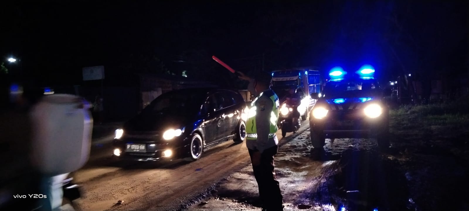 Respon Cepat Polisi dan Masyarakat Probolinggo Tangani Banjir