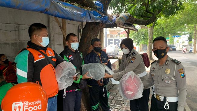 Menjelang Operasi Patuh Semeru 2022, Satlantas Polres Batu Bagi - bagi Helm Gratis