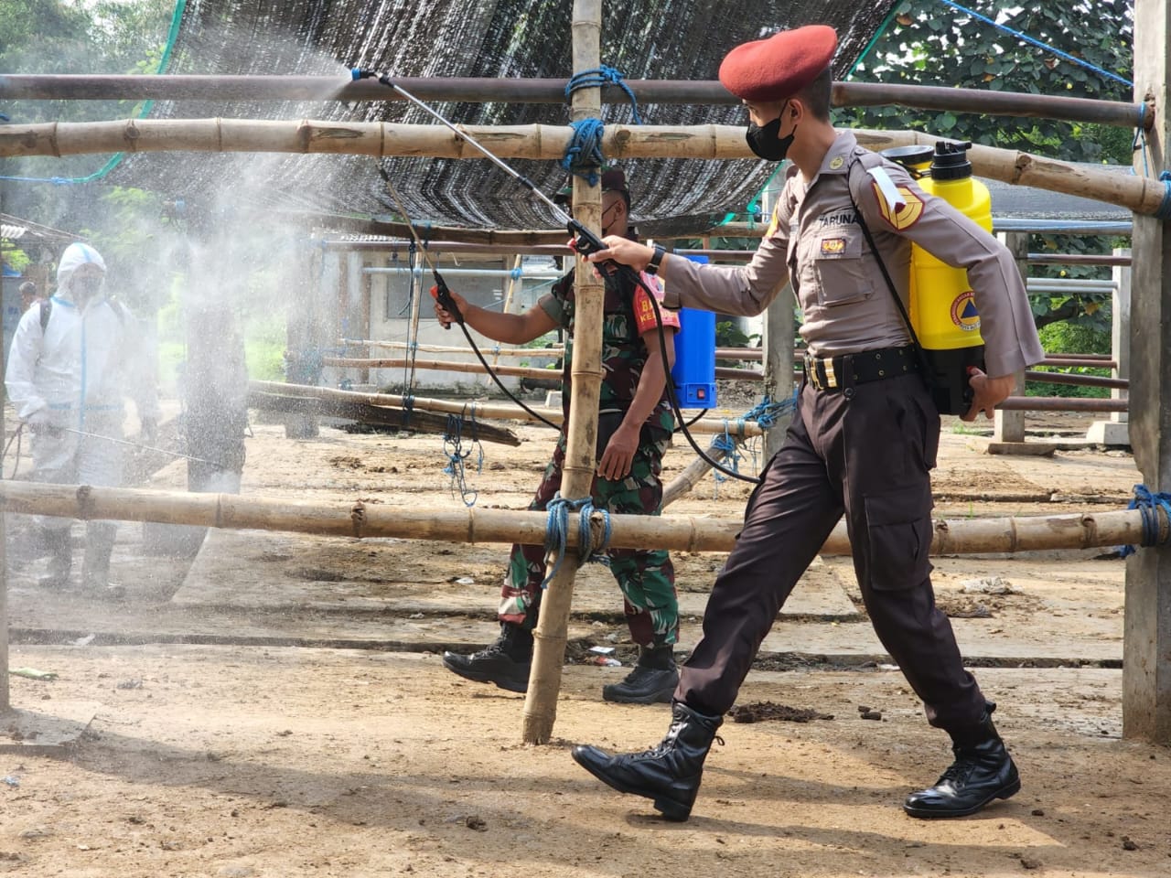 Gunakan Watercanon,Polres Blitar Kota Semprotkan Disinfektan di Pasar Dimoro