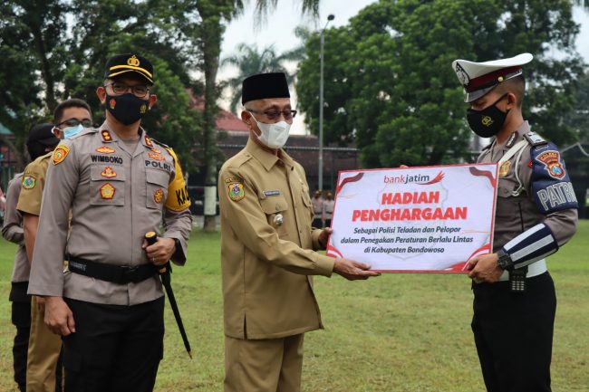 Sikap Sabar dan Ikhlas Polantas Polres Bondowoso Berbuah Penghargaan Bupati dan Kapolres