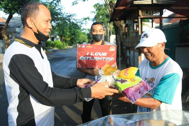 Sambut HUT Bhayangkara ke 76, Ditlantas Polda Jatim Napak Tilas dan Berbagi Sembako