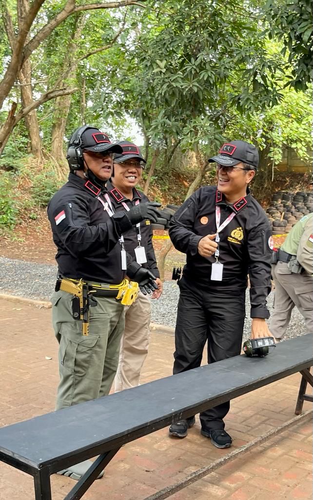 Ikuti Lomba Menembak Kapolri Cup Pati Polri-TNI dan Media 2022, Kapolda Jatim Raih Juara 1 Speed Shoot PCC MPX Beregu