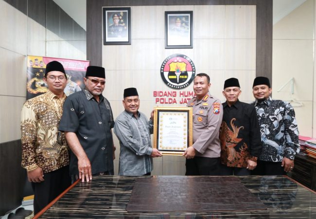 HUT Bhayangkara ke 76 Kabid Humas Polda Jatim Dapatkan Penghargaan Dari Pesantren Al Quran Nurul Falah