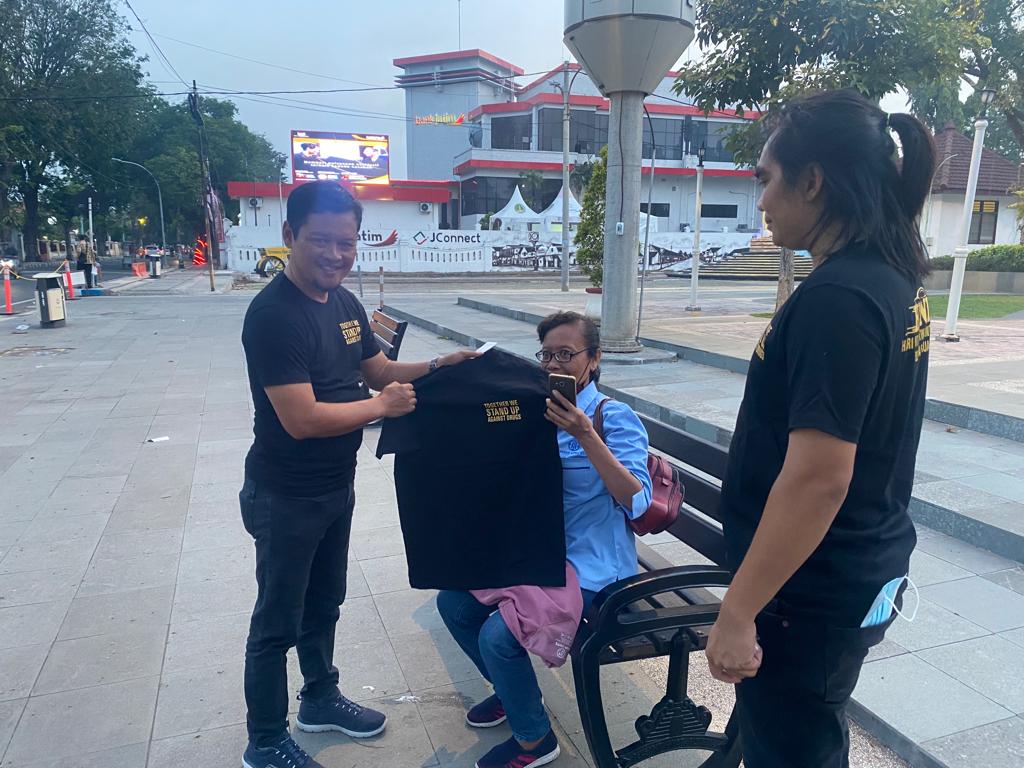 Ajak Masyarakat Perangi Narkotika,Satresnarkoba Polres Pasuruan Kota Berbagi Kaos HANI untuk Warga