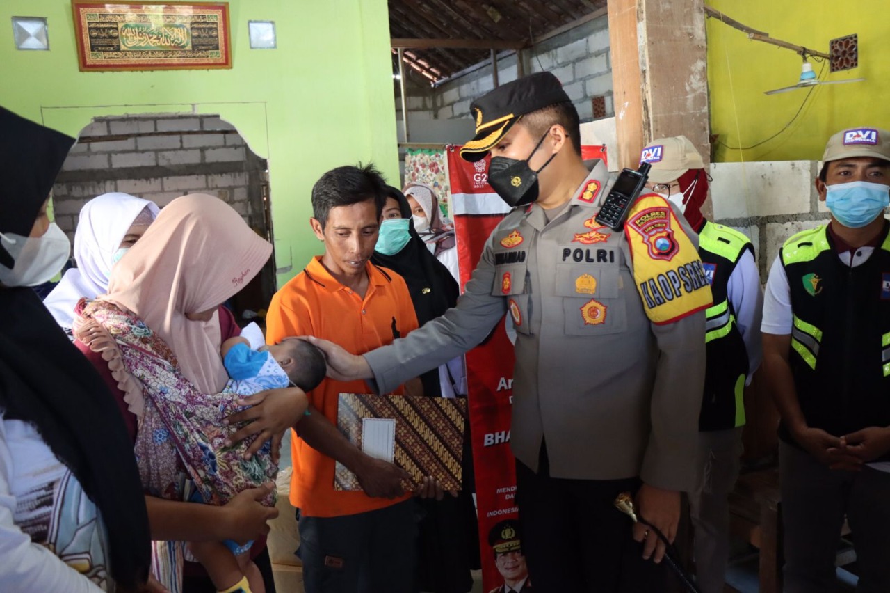Polisi Peduli,Balita Kelainan Jantung Mendapat Bantuan Sosial dari Polres Bojonegoro*