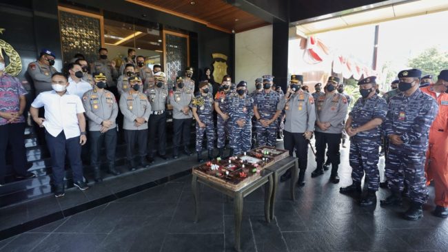 Polda Jatim "Dikepung" Prajurit TNI AL dari berbagai Kesatuan di Jatim pada 1 Juli 2022