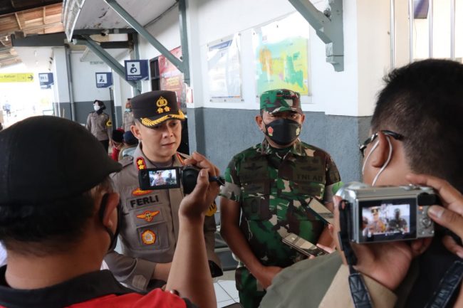 Berlakunya Aturan Wajib Vaksin Booster Perjalanan Dalam Negeri, Polres Malang Buka Layanan Vaksin di Stasiun