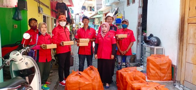 Peduli " Wong Cilik" Kader PDIP Kecamatan Bulak Laksanakan Jumat Berkah