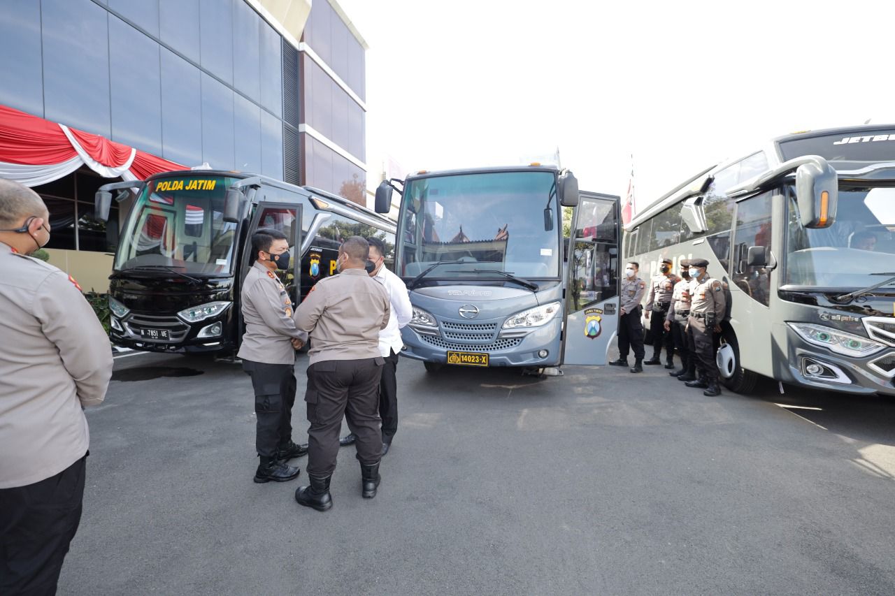 Kapolda Jatim Mengecek Langsung Tiga Bus Hibah, Diharapkan Dapat Menunjang Pelayanan Kepada Masyarakat