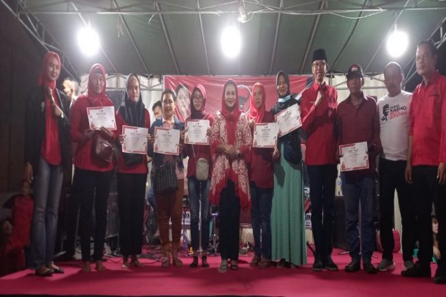 Warga Pakal Dan Benowo Dapat Bantuan  Beasiswa PIP Puti Guntur dari PDI Perjuangan