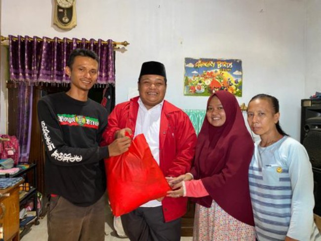 Politisi Muda PDI Perjuangan Achmad Hidayat Temui Warga Yang membutuhkan Kaki Palsu