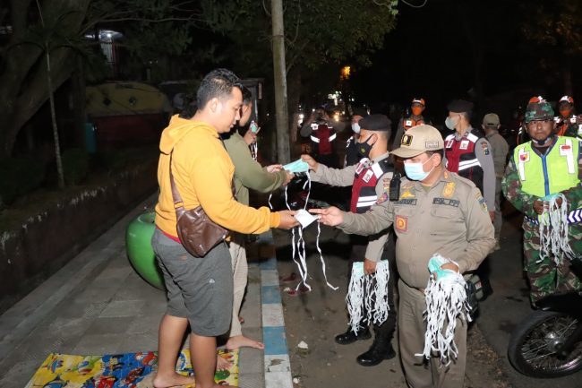 Polres Kediri Patroli Skala Besar Berbagi Masker Cegah Penyebaran Covid-19