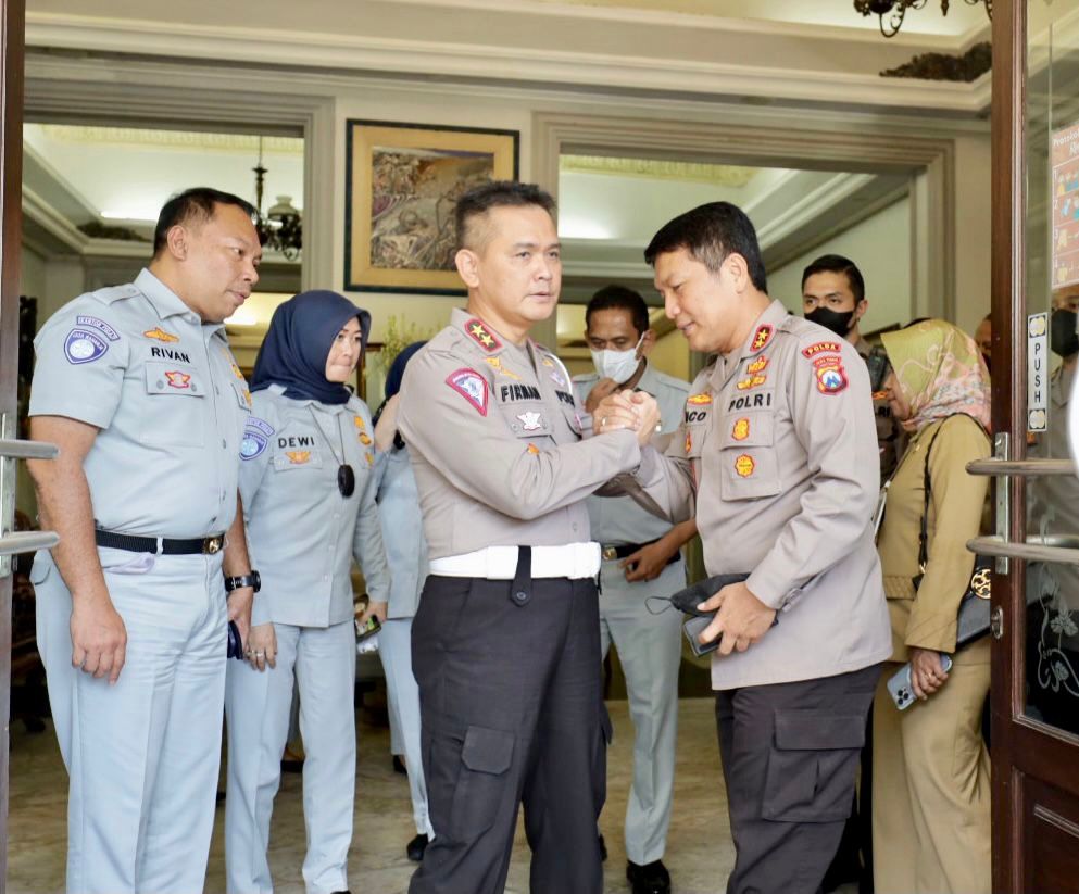 Kapolda Jatim Dampingi Kunker Kakorlantas Polri, Berikan Sosialisasi Penghapusan Registrasi Ranmor