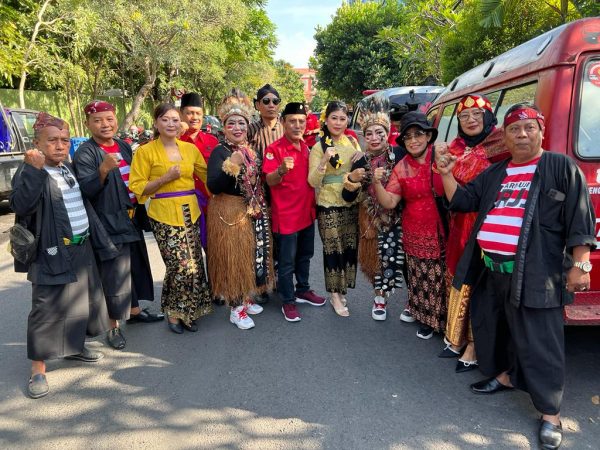 Upacara HUT RI, Kader PDIP Surabaya Kenakan Pakaian Adat dari Berbagai Daerah