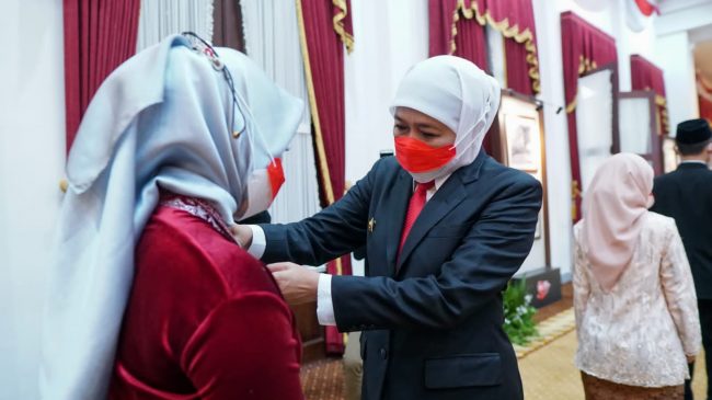 150 ASN Jatim Terharu Saat Terima Anugerah Satyalancana Karya Satya 2022 dari Gubernur Khofifah