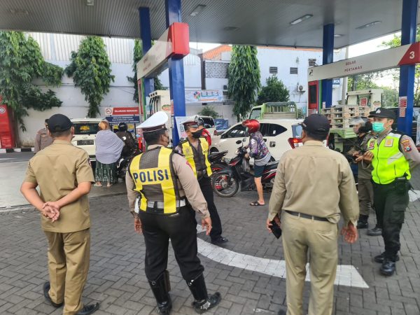 Pasca Kenaikan Harga BBM, Polrestabes Surabaya Bersama 3 Pilar Siagakan Personel di SPBU