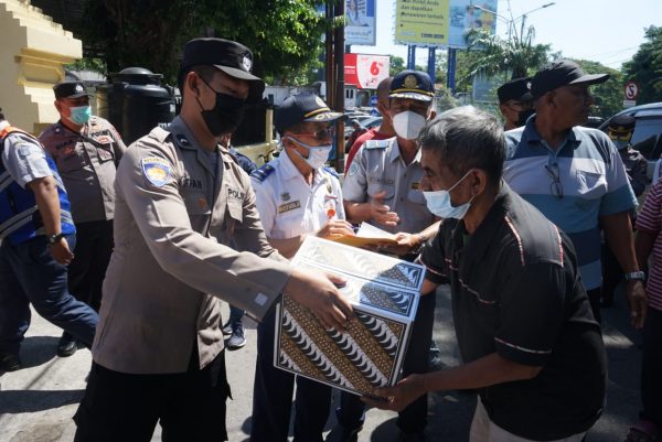 Satker Polda Jatim Berikan Bansos Kepada Masyarakat Terdampak Kenaikan BBM