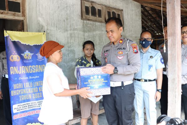 Polisi Peduli, Polres Madiun Kota Beri Bantuan Penderita Cacat Akibat Laka Lantas