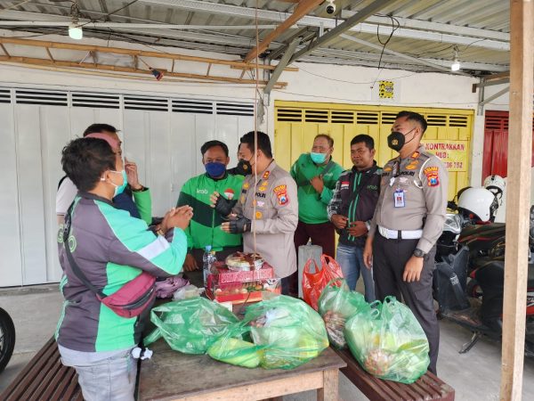 Laksanakan Program SEMANGAT, Polres Blitar Kota Beri Bantuan Sembako Driver