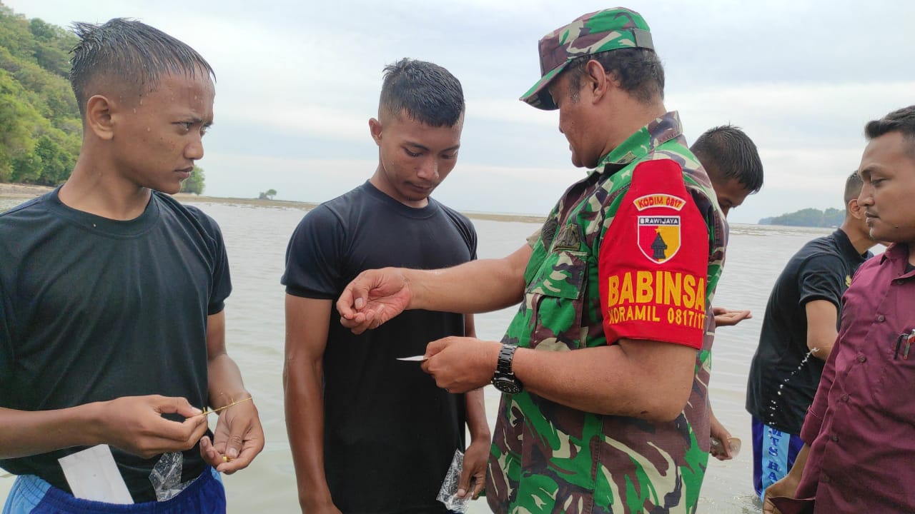 Babinsa Sangkapura Berikan Pembinaan MADABINTAL Siswa SMK Hasan Jupri Bawean.