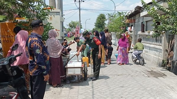 Dibantu Babinsa, BPBD Dropping Air Bersih Di Desa Bendungan.