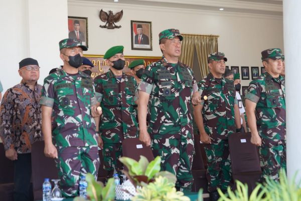 Kontingen Sepak Bola Liga Santri Piala KSAD Kodam V/Brawijaya di Berangkatkan oleh Pangdam