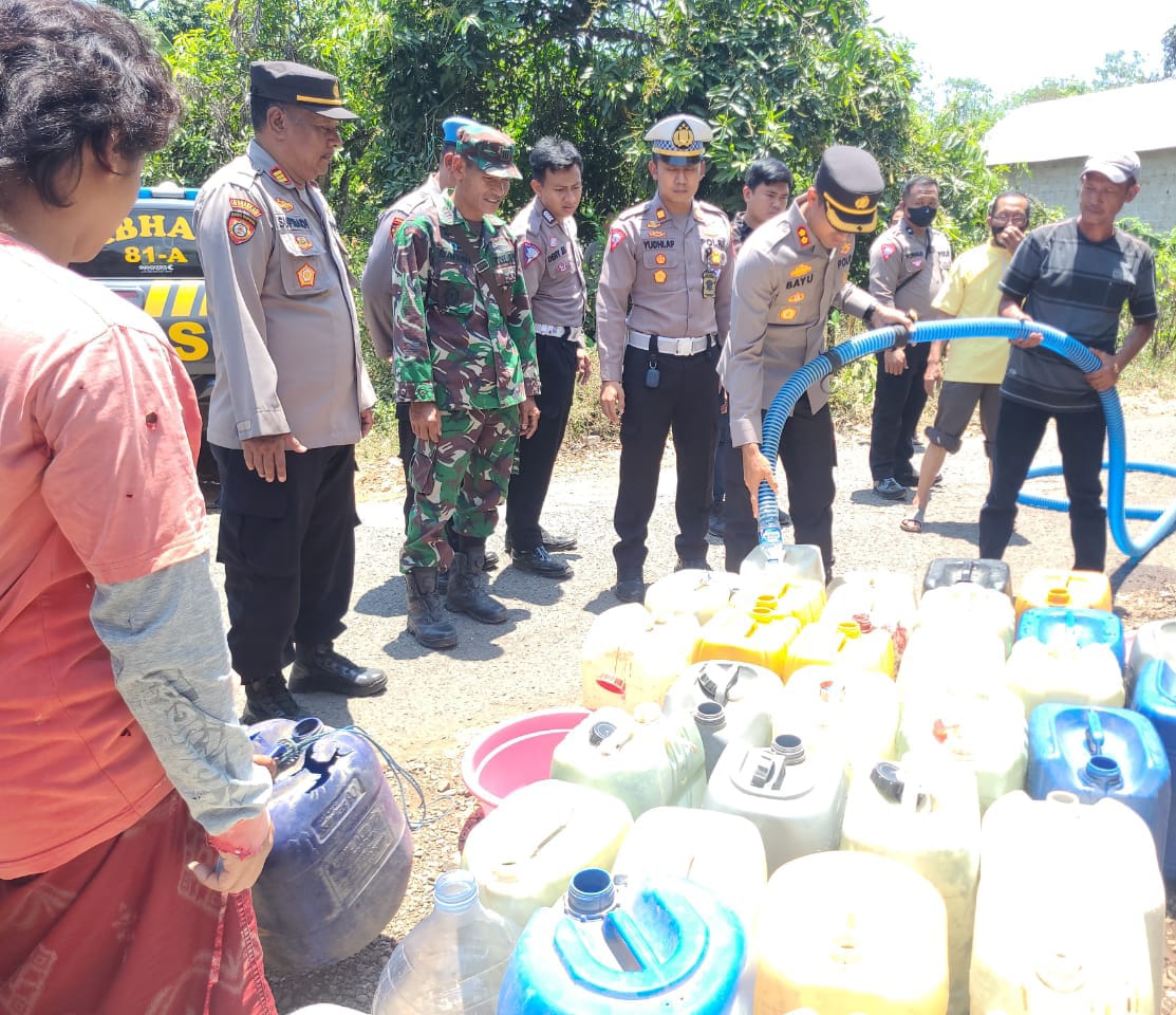 Satlantas Polres Pasuruan Peduli Masyarakat Kekurangan Air Bersih