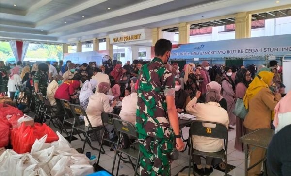 Babinsa Jajaran Kodim 0830/Surabaya Utara Dampingi Warga Binaan Ikuti Bakti Sosial Dalam Rangka HUT TNI Ke 77