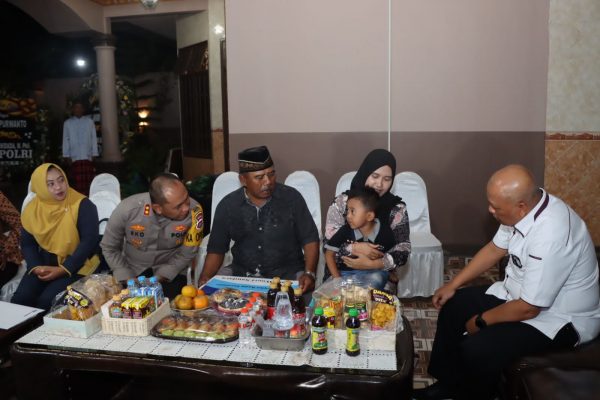 Komisioner Kompolnas Bersama Karo SDM Polda Jatim Kunjungi Keluarga Aipda Anumerta Andik Purwanto Korban Meninggal di Tragedi Kanjuruhan