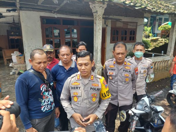 Gerak Cepat Polres Jember Dirikan Tenda Darurat, Tangani Gedung Sekolah Ambruk Akibat Diterjang Angin