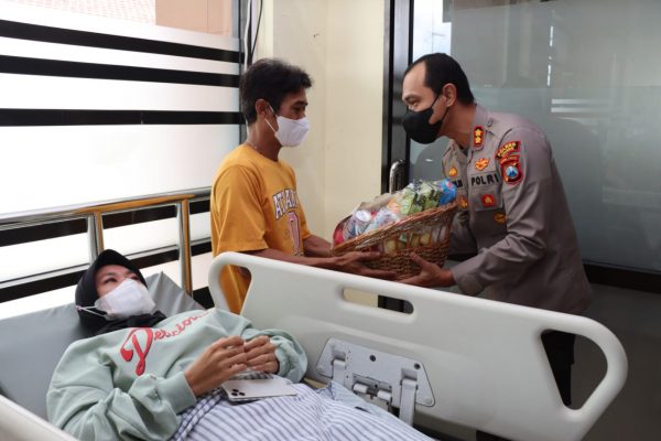 Awali Tugas Kapolres Malang AKBP Putu Kholis Aryana Kunjungi Korban Tragedi Kanjuruhan