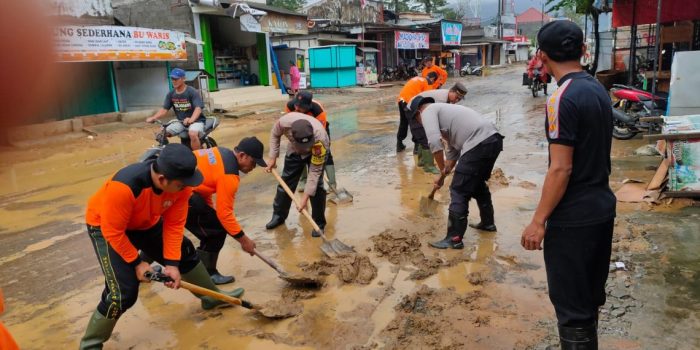 Sinergitas Polres Trenggalek Bersama TNI dan Masyarakat Watulimo Bersihkan Sisa Banjir