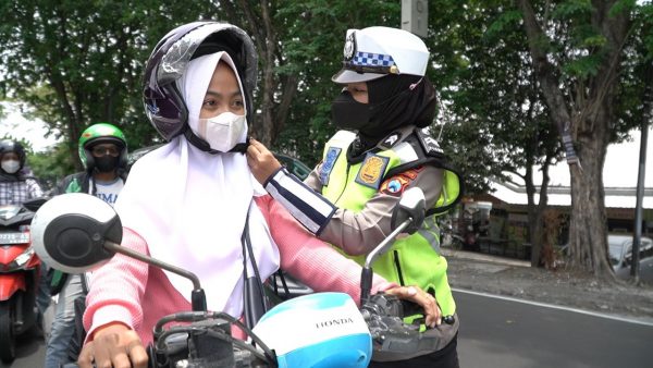Humanis, Operasi Zebra Semeru 2022 Polisi di Gresik Berbagi Helm Gratis
