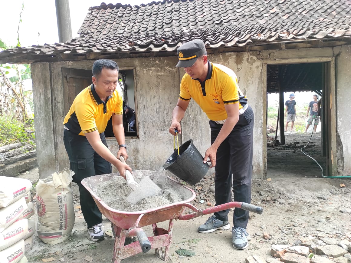 Gandeng Komunitas Motor, Polres Madiun Bedah Rumah Warga yang Tidak Layak Huni