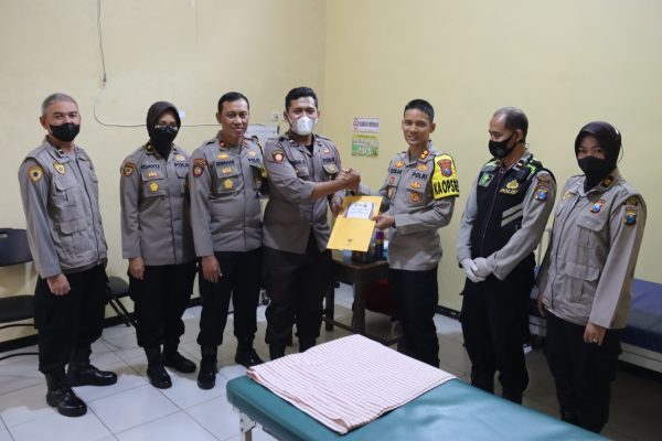 Beri Tali Asih, Kapolres Batu Kunjungi Bripda Fresha Anggota Korban Tragedi Kanjuruhan
