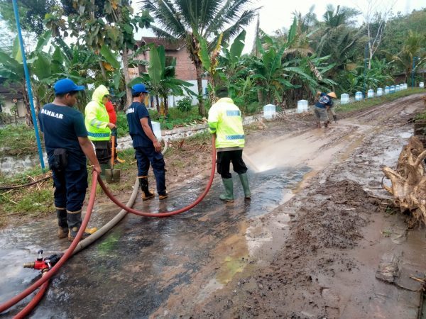Sinergitas Polres Tulungagung Bersihkan Sisa – sisa Material Lumpur Akibat Bencana Banjir