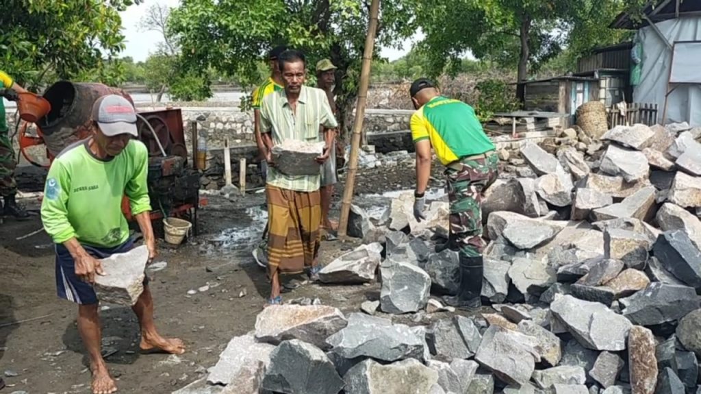 Anggota Satgas TMMD Bergotong Royong Membangun TPT.
