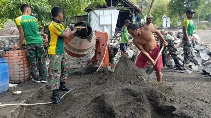 Anggota Satgas TMMD Bergotong Royong Membangun TPT.