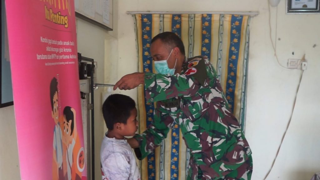 Tim Kesehatan TMMD Berikan Pelayanan Gratis Untuk Masyarakat Mangare.