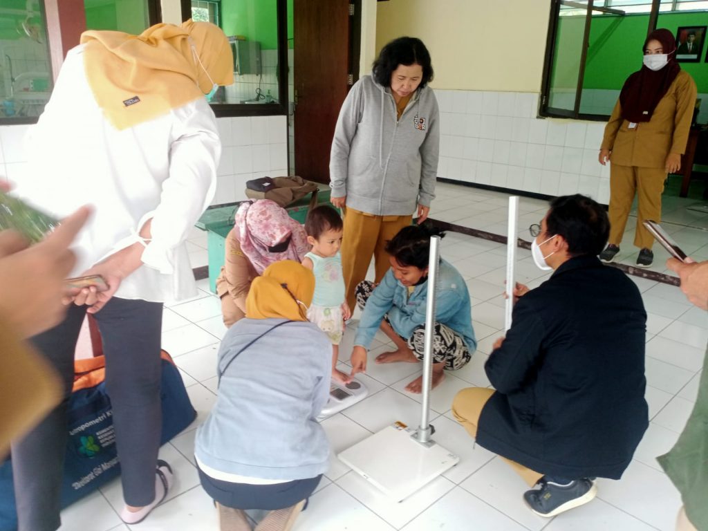 Babinsa Babat Jerawat Lakukan Pendampingan Kunjungan Balita Stunting di Wilayah